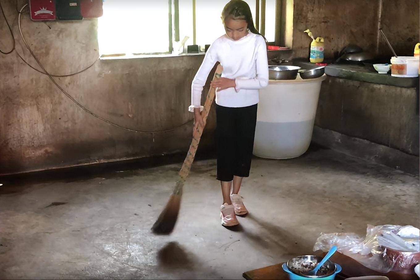 再加上腿部有残疾,活干得十分艰难,英子生怕自己因为干活慢丢掉工作