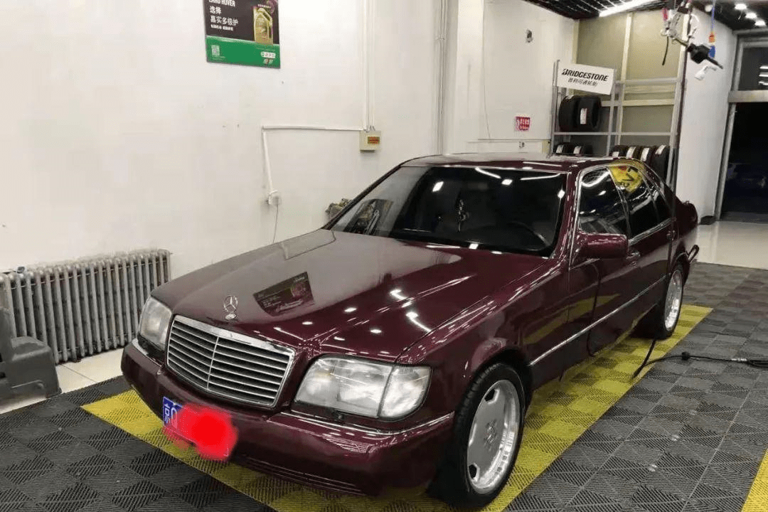 w140这代大饼轮毂.w220这代奔驰,也是大饼轮毂.换个角度,看的出来吗?