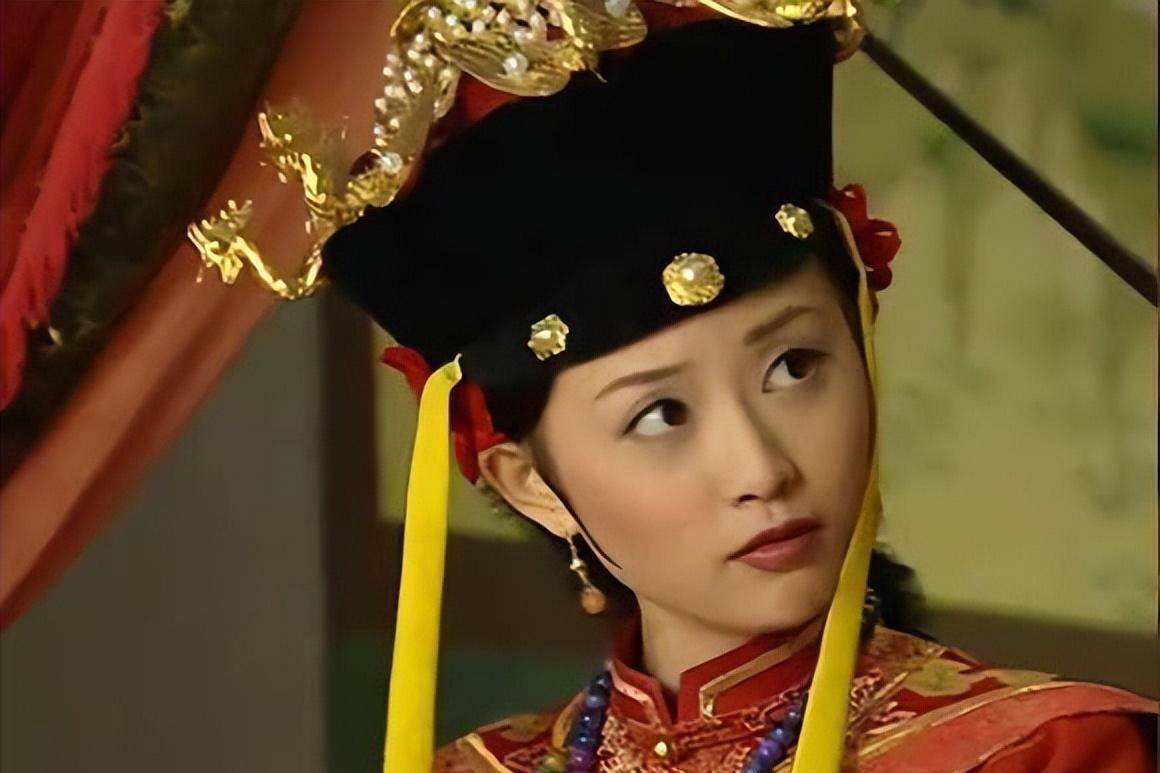不同于其他嫔妃,画像都是一个模样,博尔济吉特氏的大眼睛尤为突出