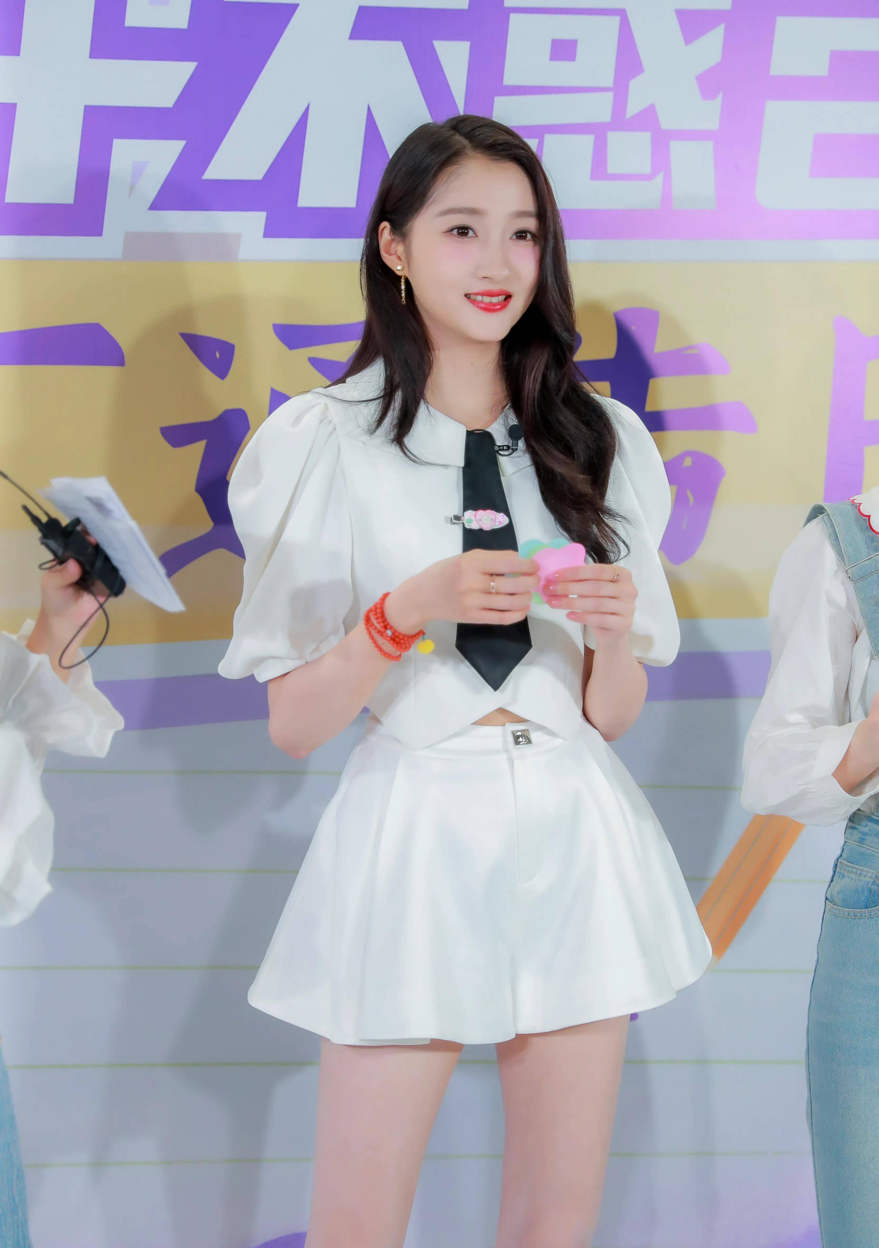 关晓彤长腿随拍好美_鹿晗_造型_爱慕