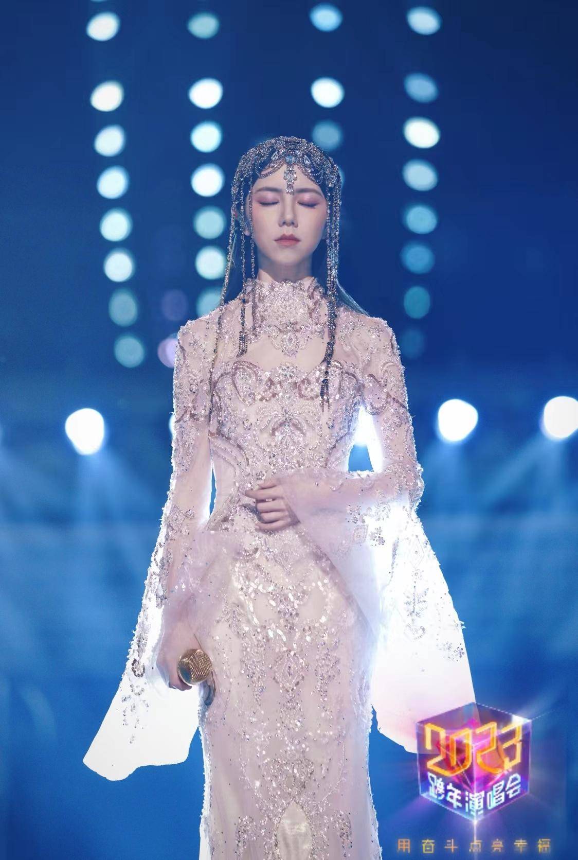 邓紫棋跨年晚会造型太美了,鱼尾长裙配精美头饰,宛如古典公主!