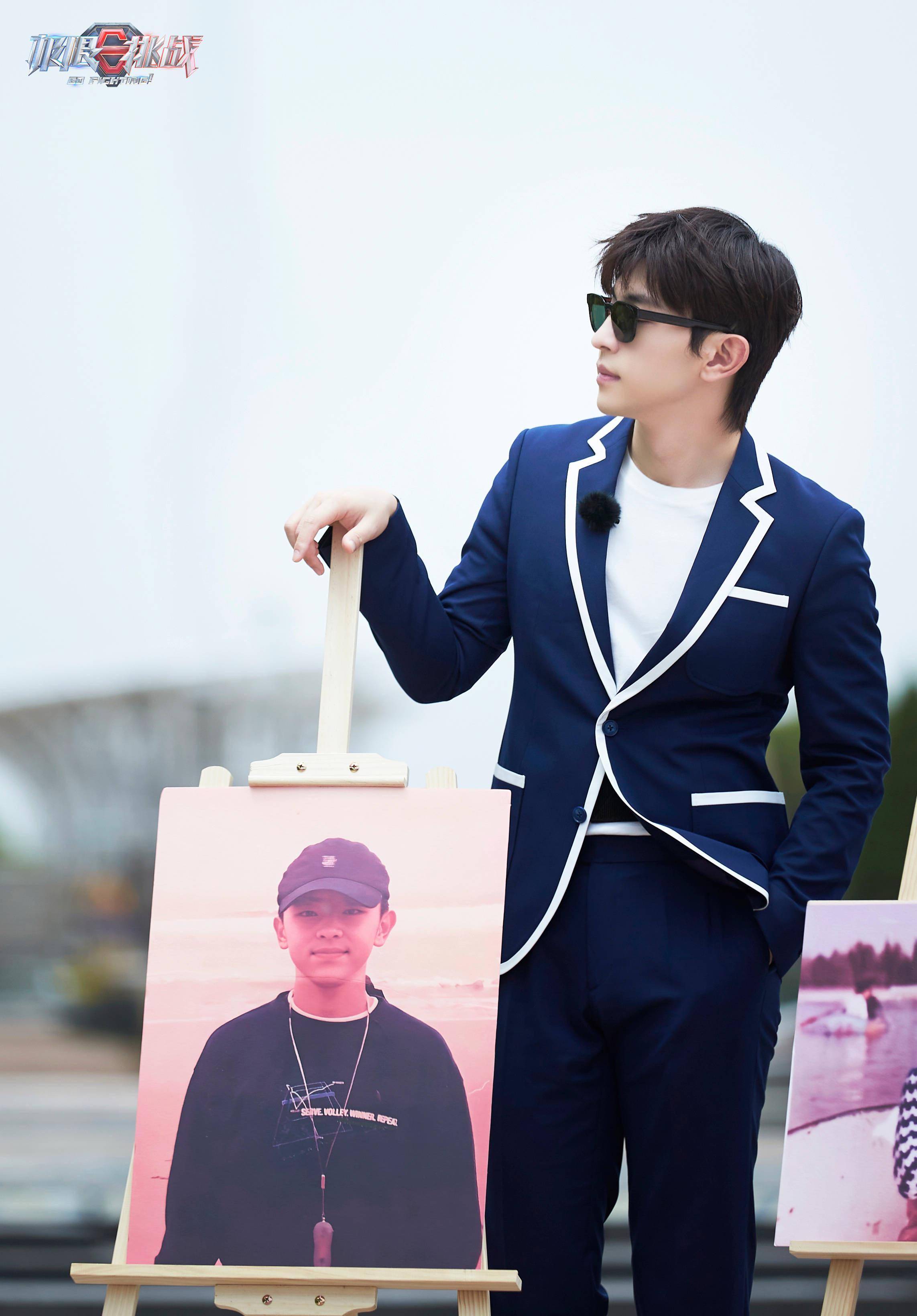 邓伦出席gucci某活动,黑色西装配红色喇叭裤子,复古又时尚_感觉_造型