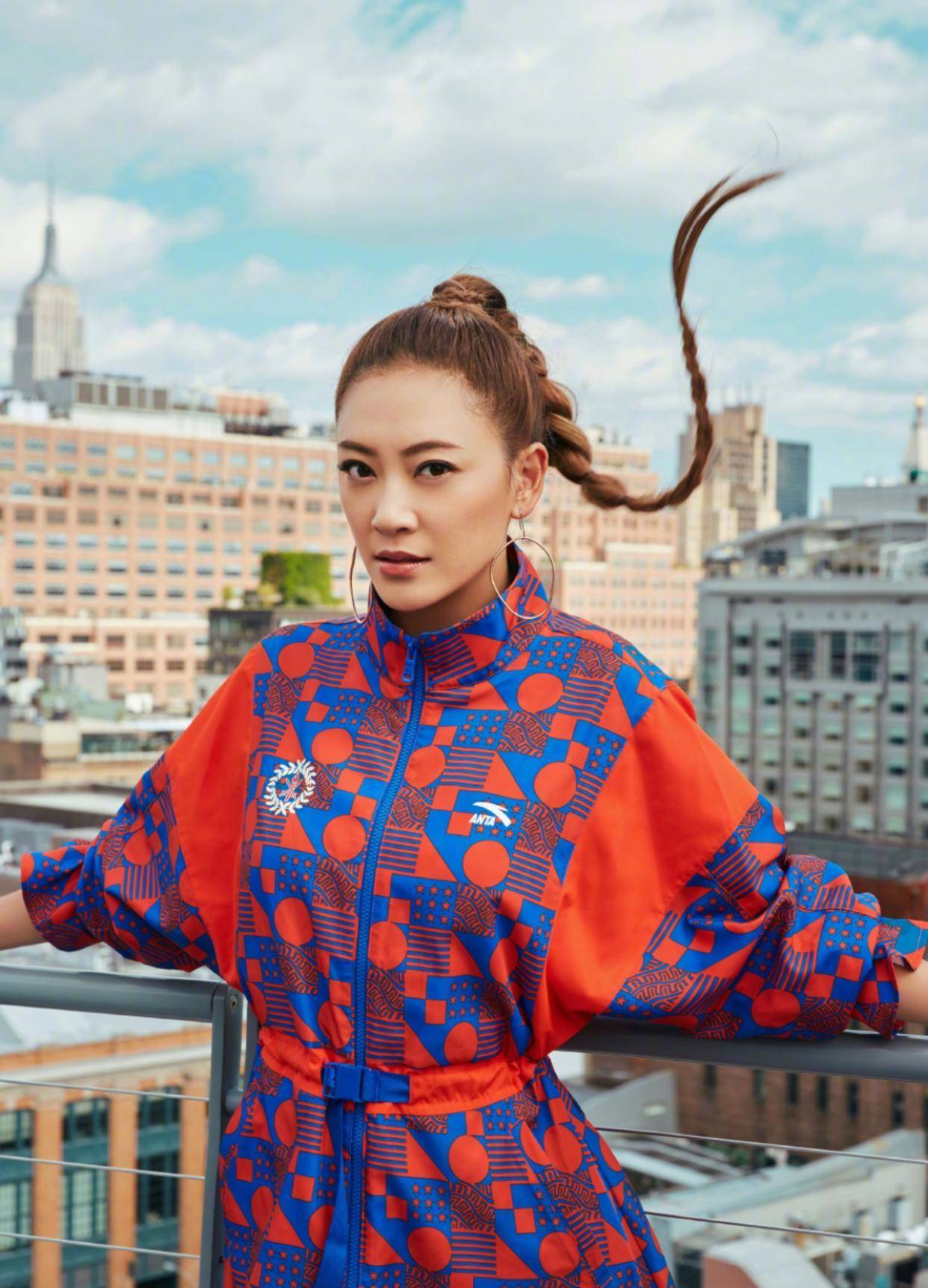 应采儿实力秀穿搭,时尚动人有个性,大哥的女人是这么穿的_耳环_白色