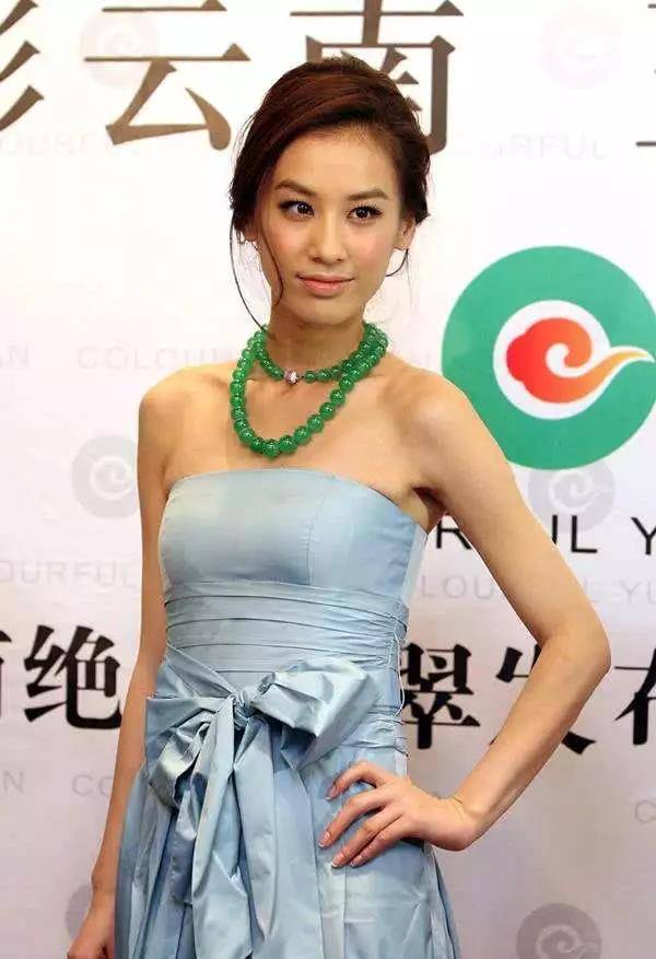 黄圣依:穿价值亿元"天珠装"走红毯,为什么网友却直呼欣赏不了_吐槽