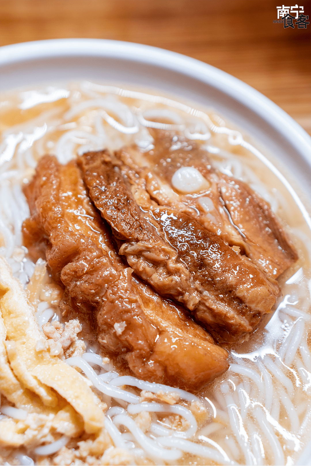 可以加份扣肉慢慢叹~卤好的扣肉沉甸甸一块加进粉里,滋味浓郁的肉汁捞