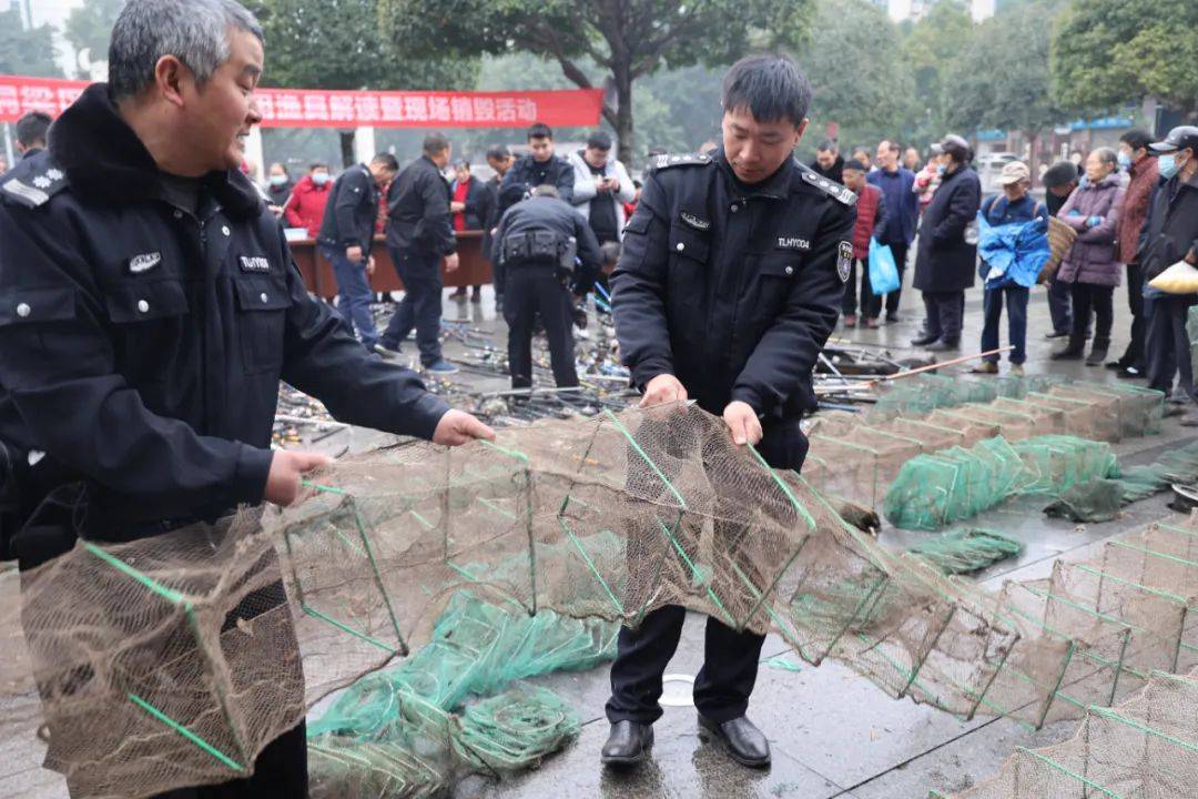 铜梁公安:联合多部门开展长江流域禁用渔具解读暨现场销毁活动_群众