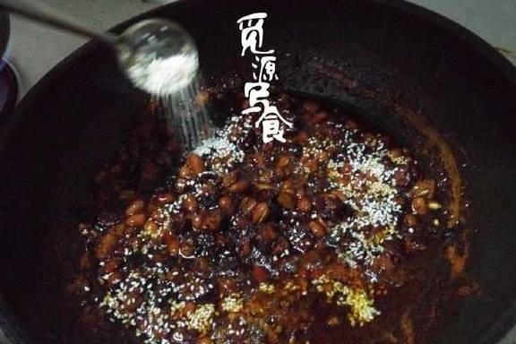 在家做香菇猪肉花生辣椒酱有诀窍，比老干妈好吃，做法简单还省钱(图13)