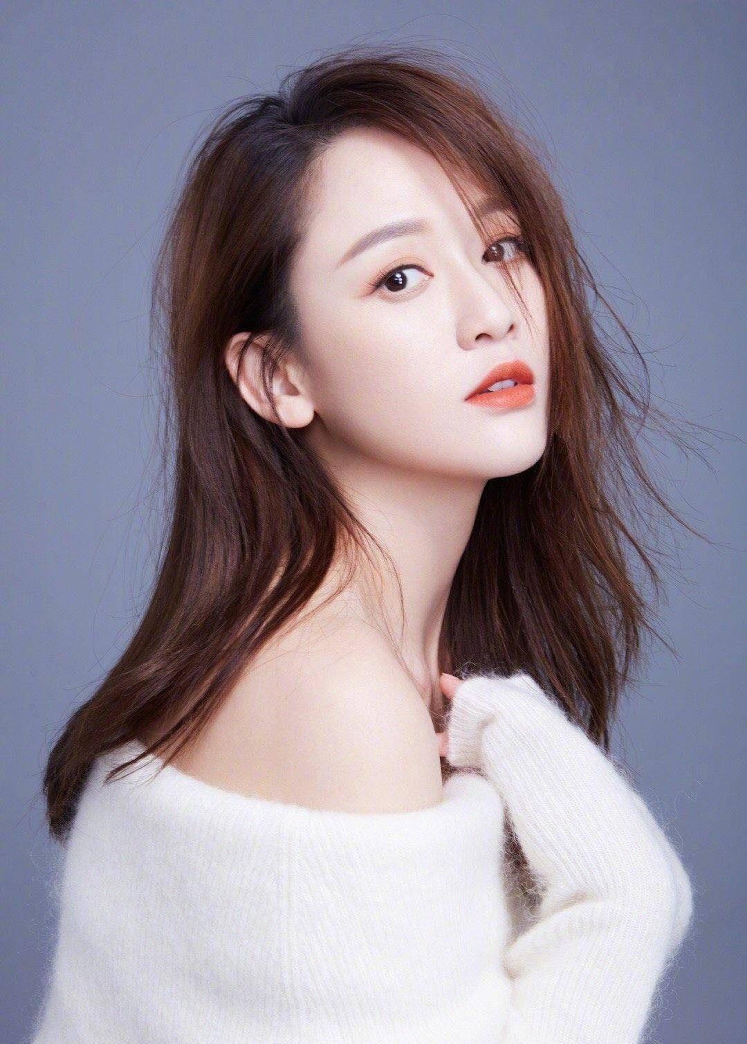 陈乔恩换上甜美的齐刘海,把老花裙穿出少女感,真不愧是东方不败_时尚