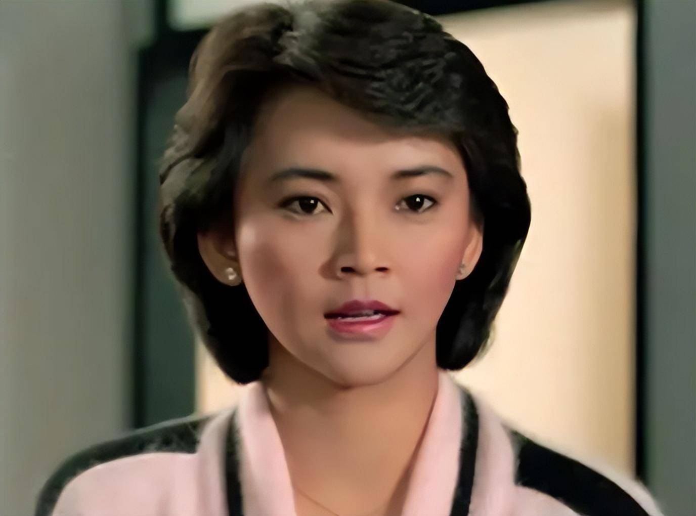 64岁胡慧中盛装出席富豪聚会!