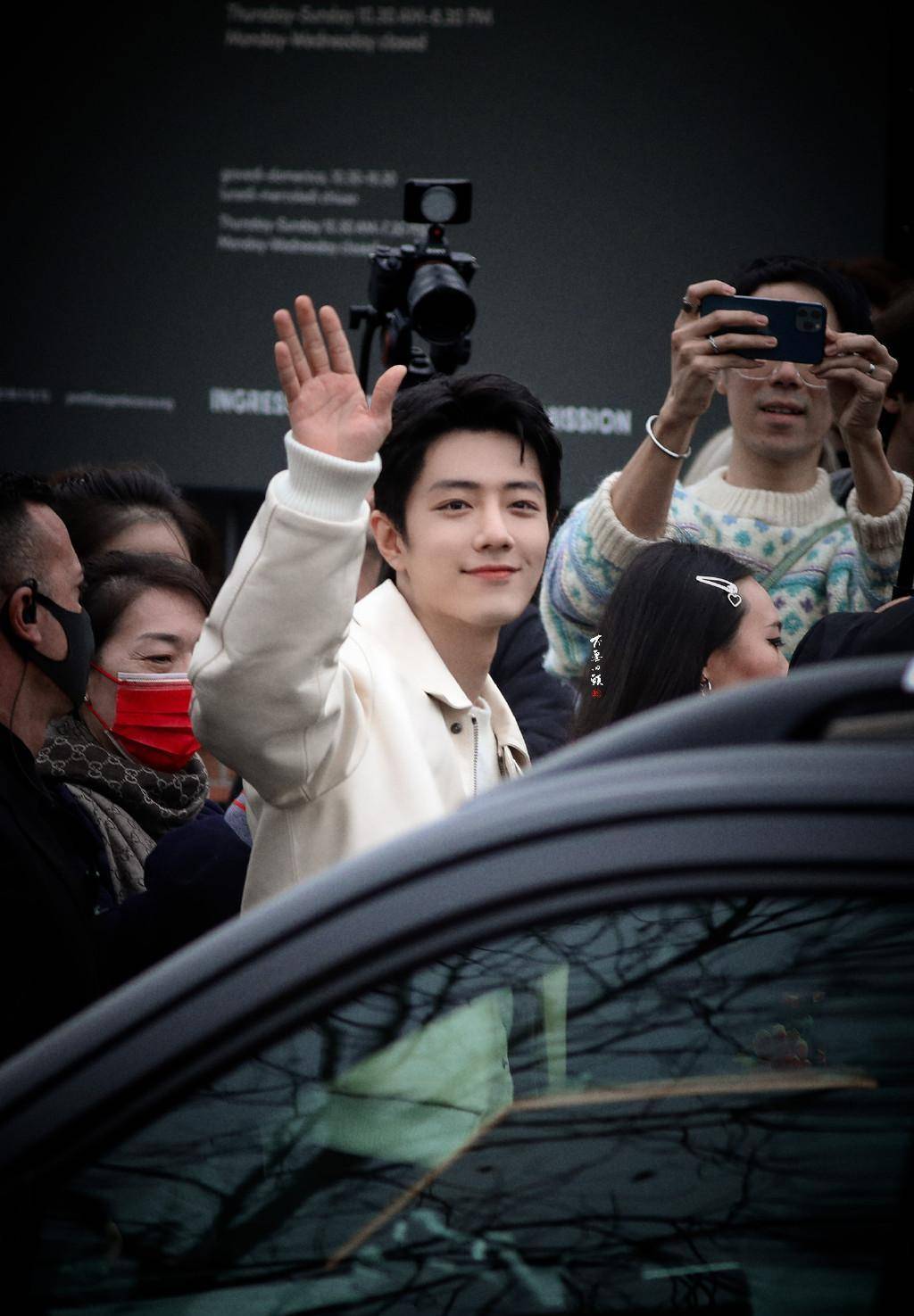 肖战暖系穿搭亮相米兰时装周,路透图眉眼精致笑容温柔!