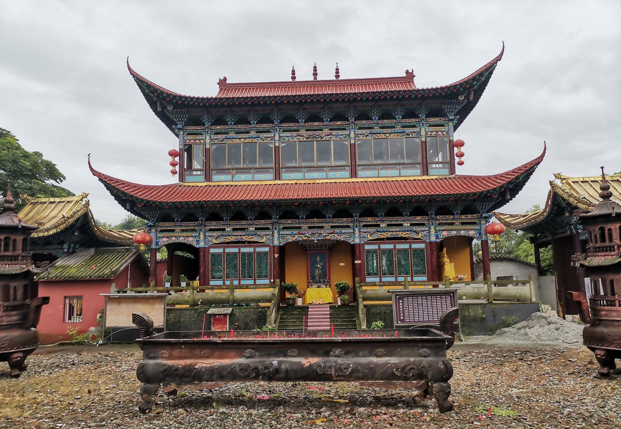 四川绵竹著名古寺庙,景区核心香火旺,多次被毁仍是文物_旅游_庙宇