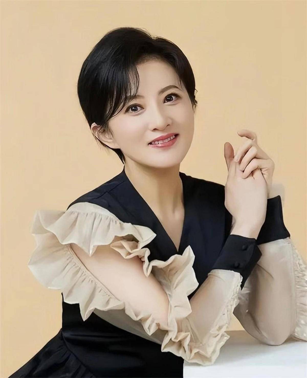 金铭:9岁成名,18岁考北大,两段感情无疾而终,42岁的她至今单身_琼瑶