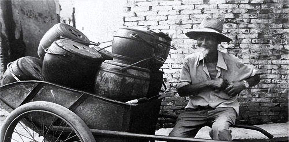 他与前文提到的时传祥起点相同,但最终的结果全全然不同,所以做人还是