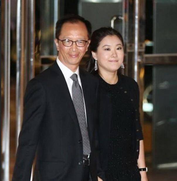 "跳水皇后"伏明霞嫁大26岁富商,结婚16年被传分手,老公辟谣_梁锦松