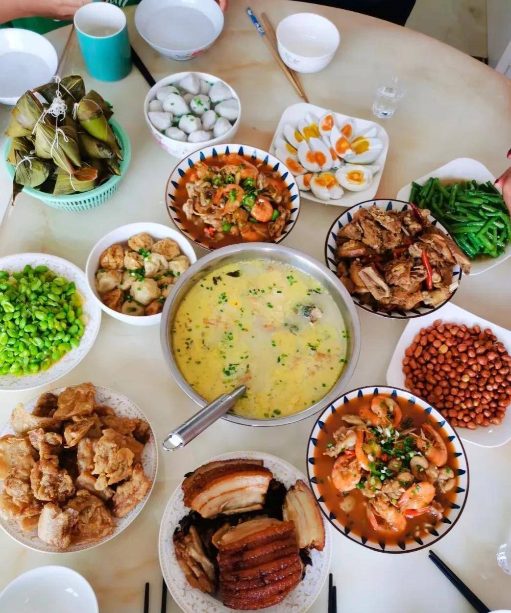 周末闺蜜在家聚会吃饭,十菜一汤好美味,花费不到200块_小赖_饭菜_日子