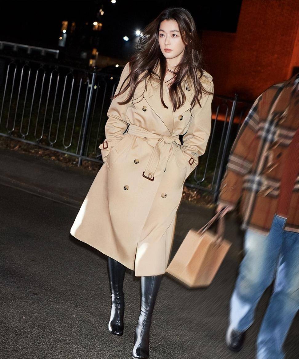 全智贤彻底把卡其风衣带火了! 学时髦精们这么穿,洋气一整个春天