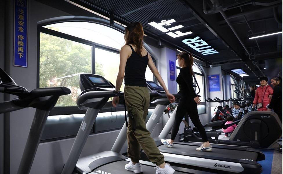 作为一名健身教练,牟丛时常会在社交平台上发布自己平时锻炼的方法