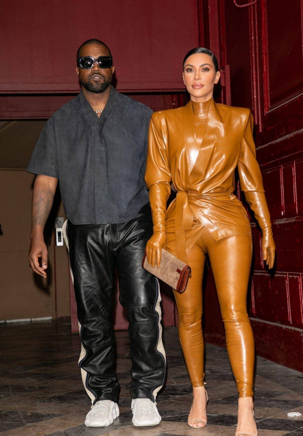 卡戴珊身着乳胶衣现身巴黎,却被腰臀比抢镜,难怪侃爷爱不释手_金小妹