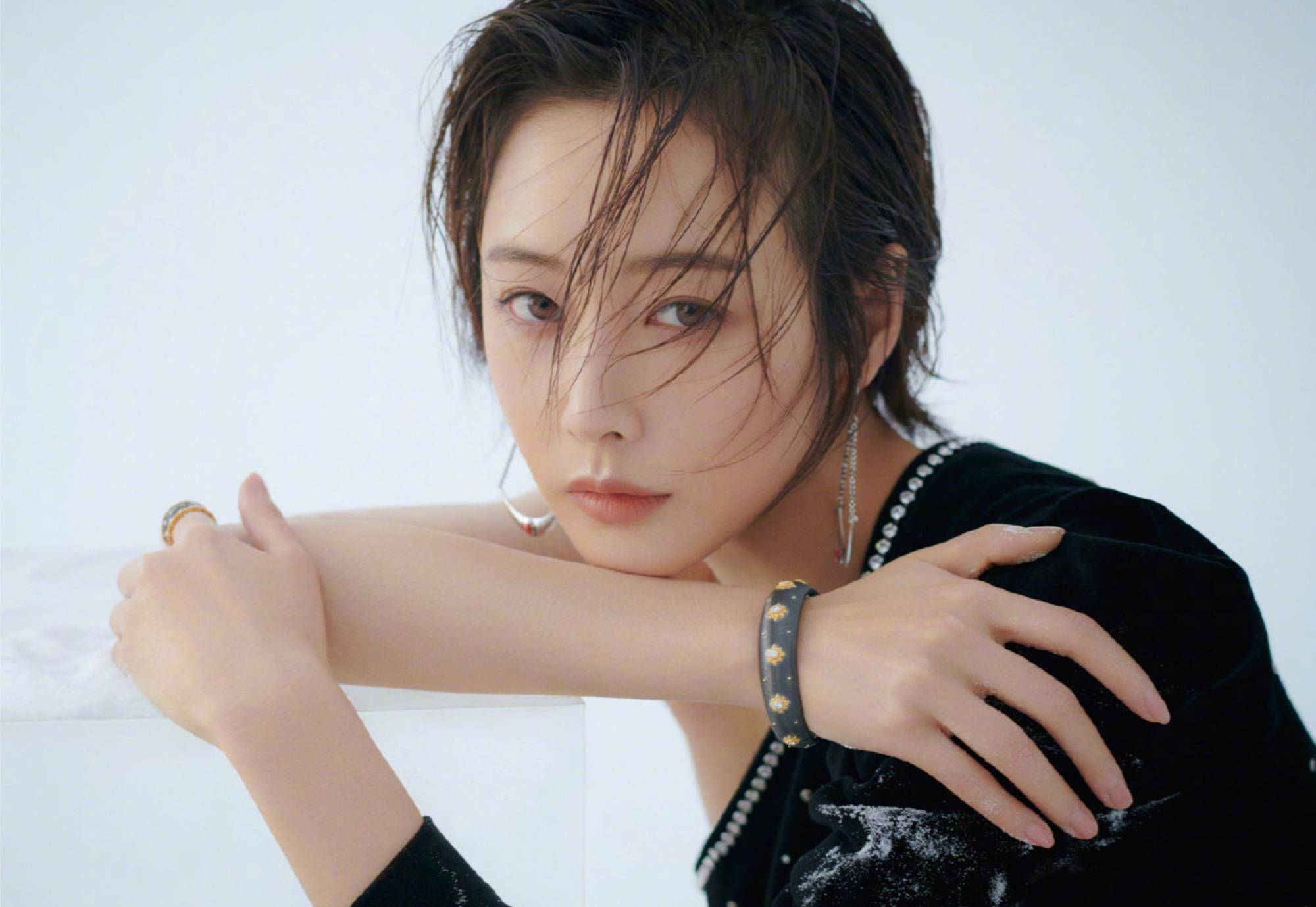 生活中的李纯有着名副其实的纯真气质与浓厚的艺术气场.