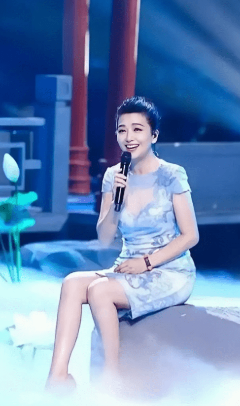 江珊和女儿同框,穿薄纱旗袍美得风韵犹存,女儿女生男相太像爸_造型