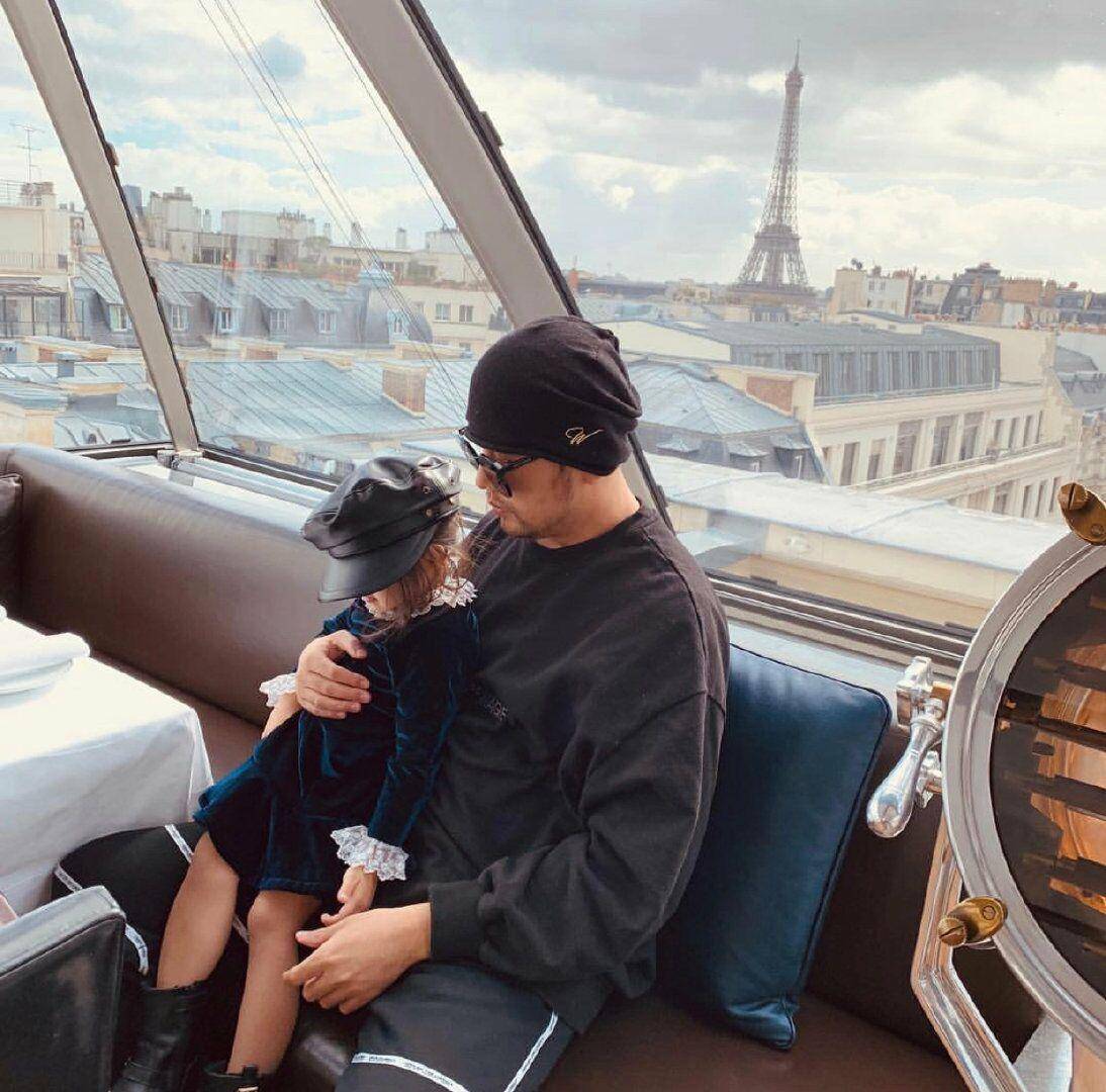 周杰伦晒前世小情人照片,小小周也要长成大美女了,基因果然强大_周董