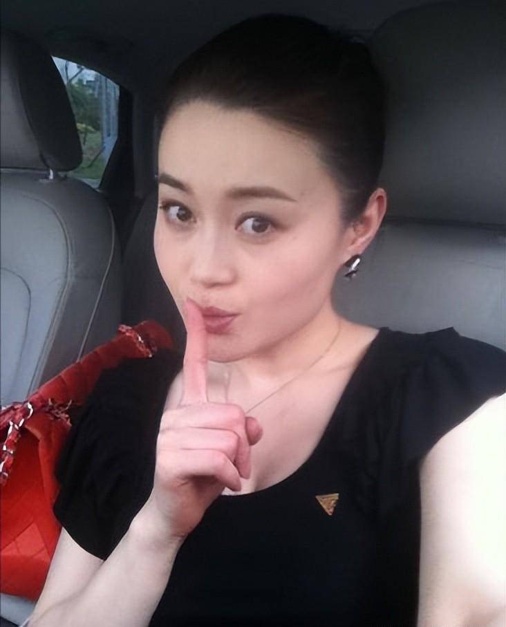 演员关婷娜:被赵本山捧红后,闹出绯闻,如今40岁依然单身_化妆_人物