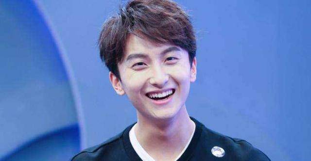 《班长"殿下"》,邢菲牵手牛骏峰,暖心上演校园纯爱