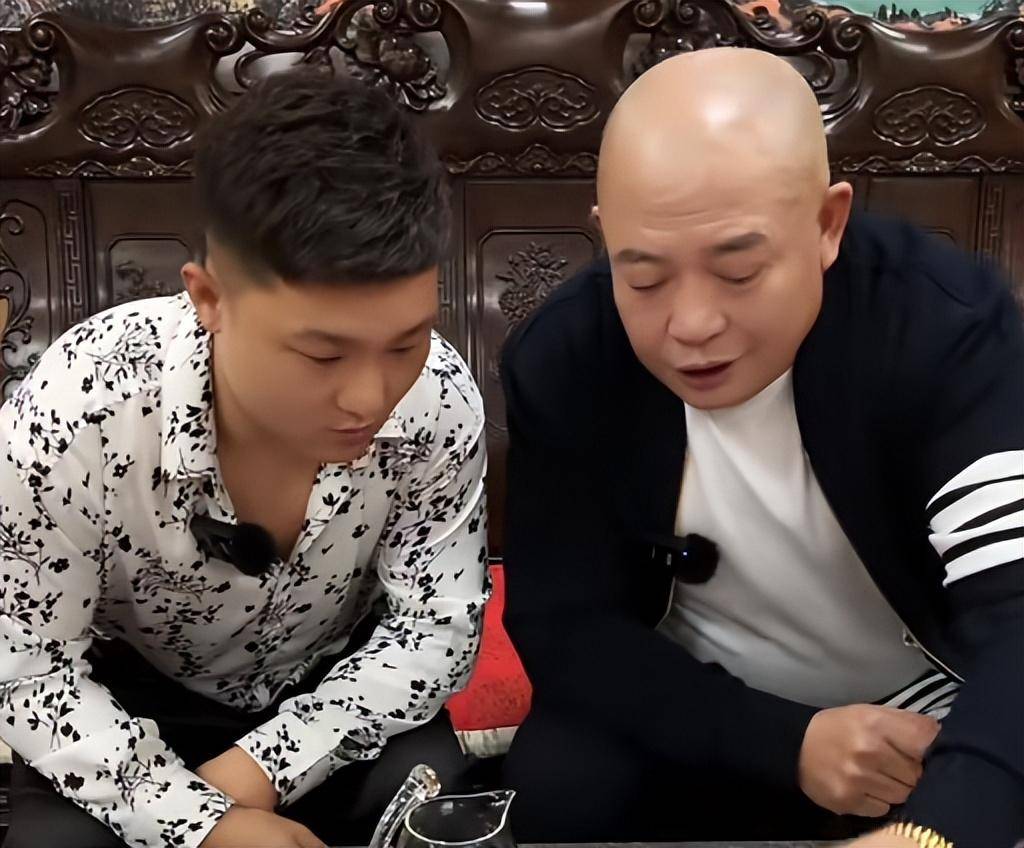 因"私生子"事件,网红二驴全家上演互撕大戏,驴爸当场委屈落泪_父亲