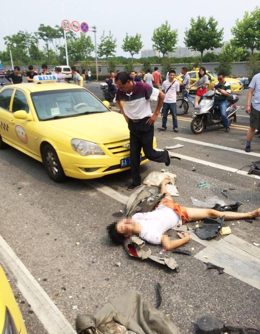 行人发生交通事故,前后共被三辆汽车碾压,谁来赔?_曾某_死亡_行为