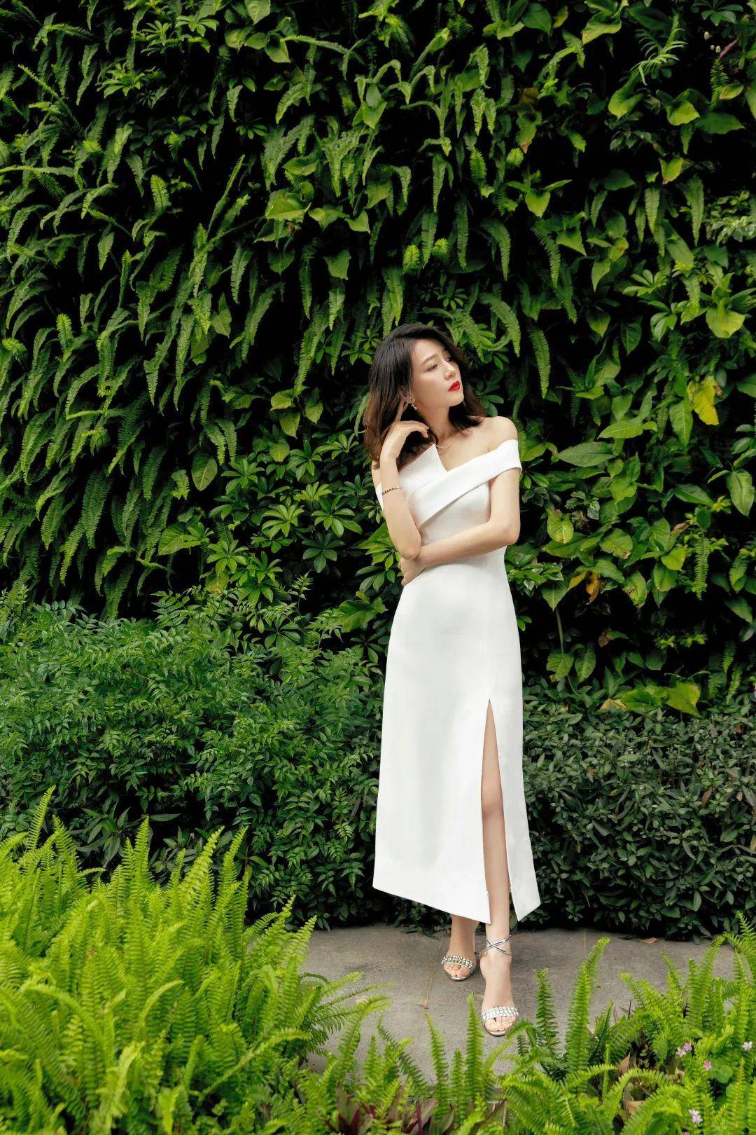 图源:工作室官博私服部分也同样不让人失望,灰色大衣配上淡蓝色衬衫和