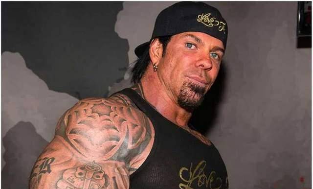 "巨臂哥"死亡前曾昏迷两周,死亡原因又有了新消息_约翰尼_类固醇_健美