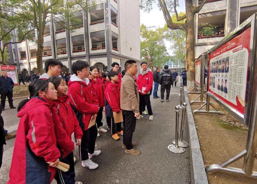 岳阳楼区郭镇中学赴市一中参观学习 (图1)