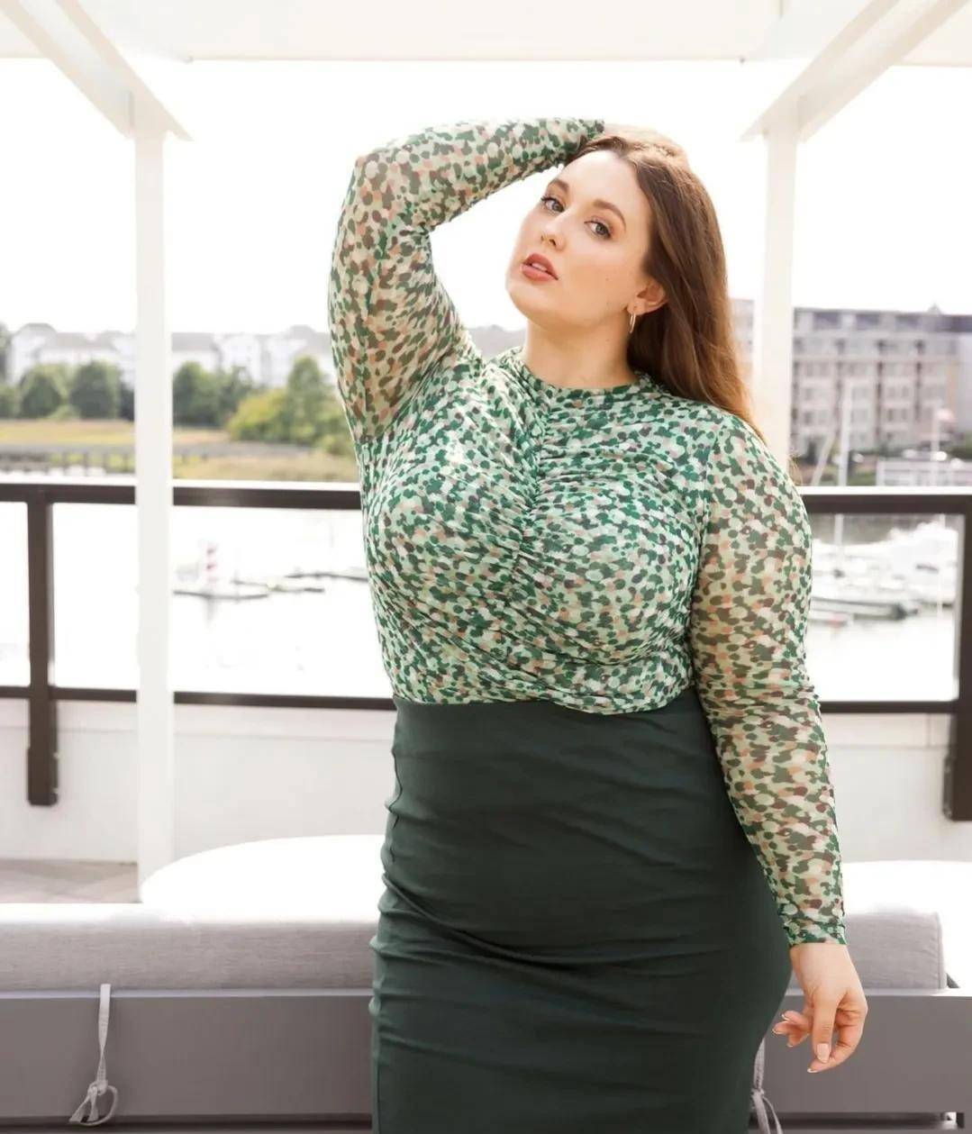 肉肉的甜美女孩,小个子的大码模特:jonna e.