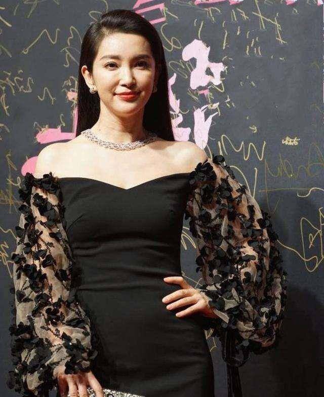 时尚时尚练瑜伽的李冰冰,网友:这是什么动作呢?_身材_气质_运动