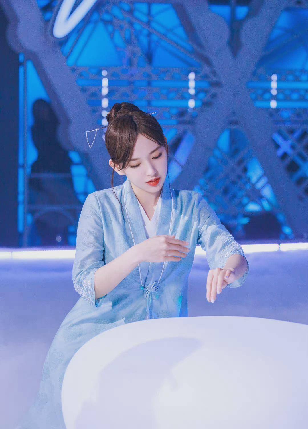 程潇新综艺穿"唐装"跳舞太美了,国风造型显温婉,看着好优雅_时尚_女孩