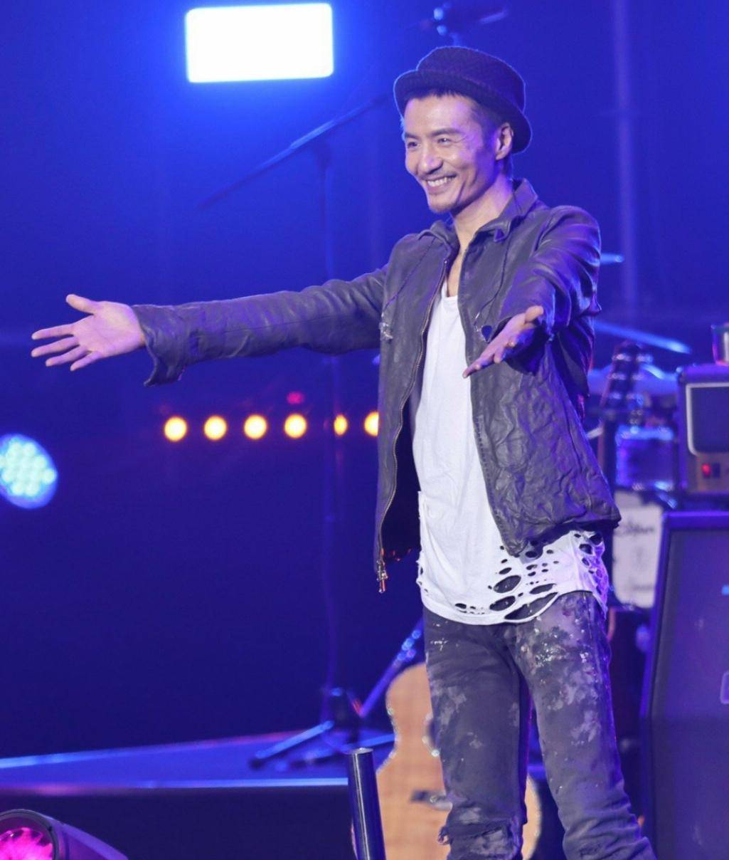 朴树爸爸是国际顶级科学家,但他却受哥哥影响,穿衣越来越放飞了_设计