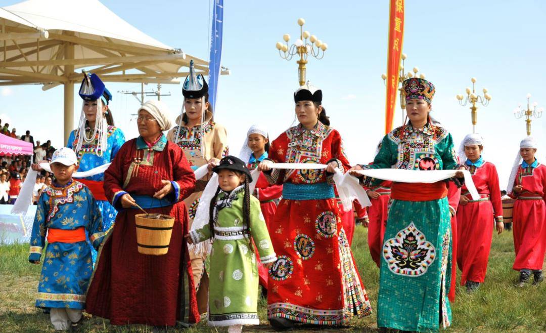 蒙古人在拜佛,祭祀,婚丧,拜年以及对长辈表示尊敬时,都会献哈达
