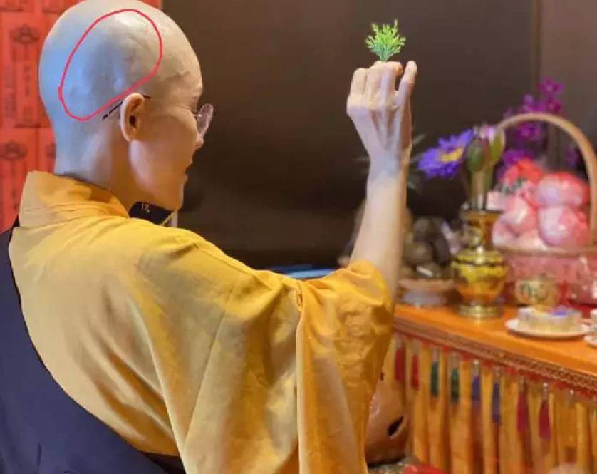 52岁女星削发为尼后罕露面,没穿袈裟重新长头发,本人作出解释_德惠