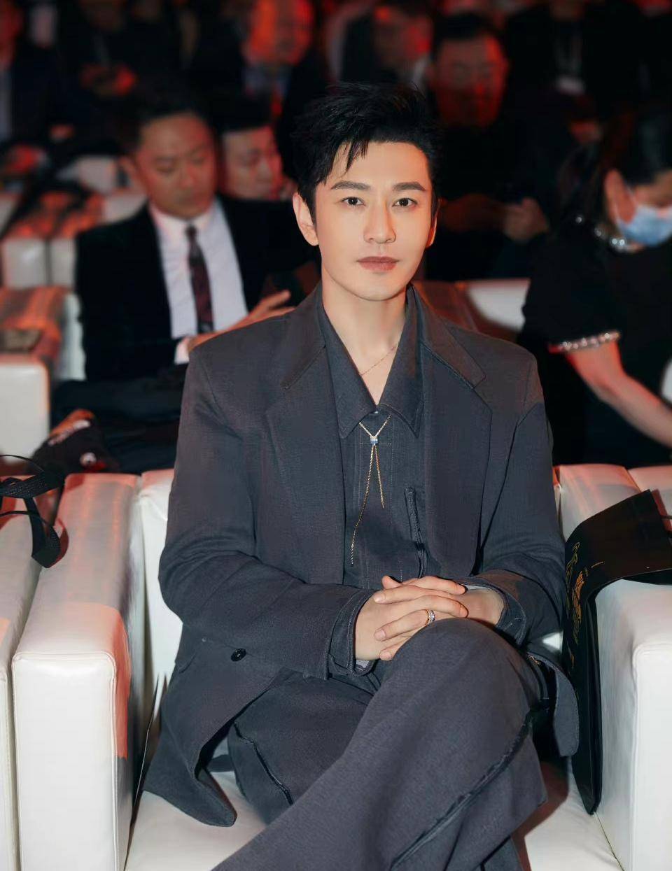 黄晓明出席活动,又瘦又帅超吸睛,逆生长堪比现场小鲜肉_时候_状态