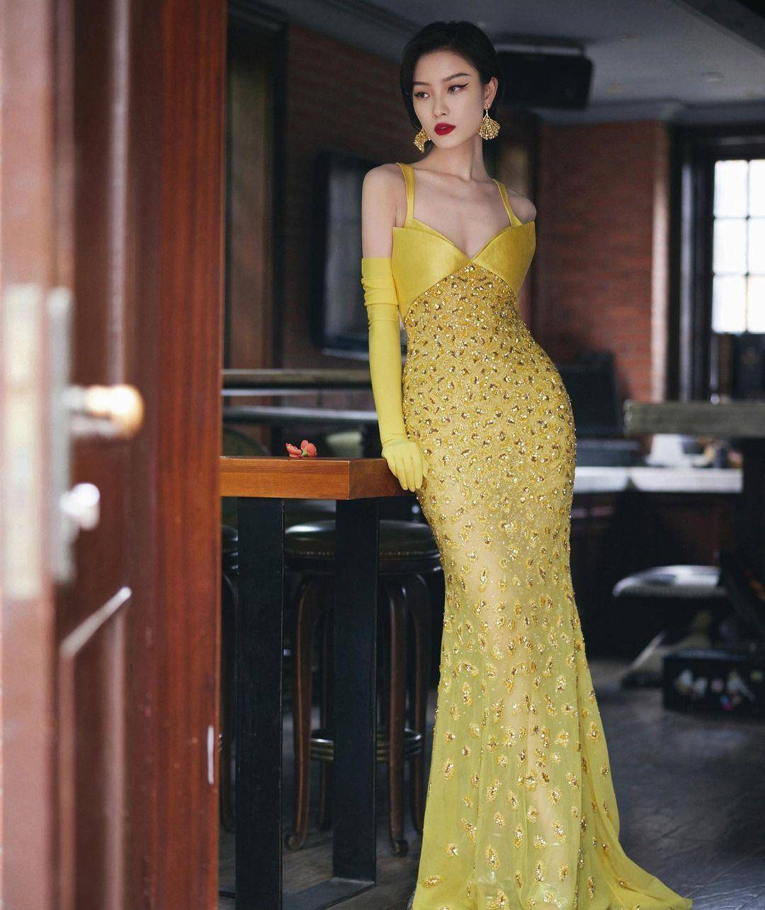 倪妮"黄金甲"礼裙上身成女王,完美身材没一丝赘肉,高级又贵气_造型