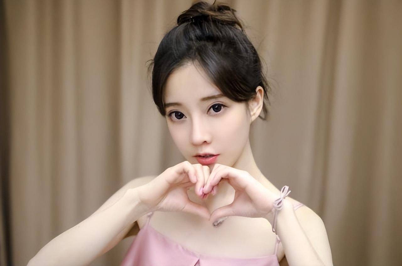 冯提莫疑似整容:现状酷似大妈,鼻子塌,脸发胖,差点认