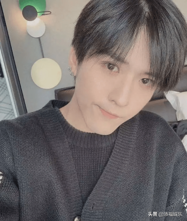 张颜齐恋情再添锤,与女子戴情侣帽,进出同一单元楼,过于高调_母丹