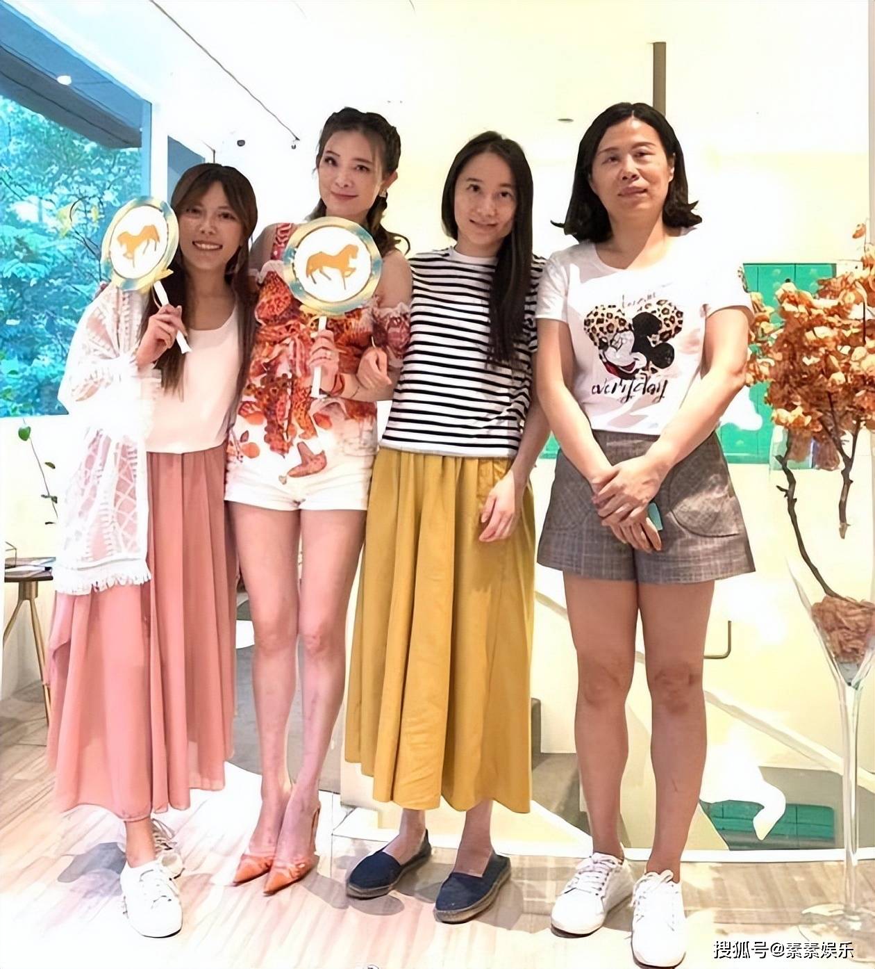 刘真离世3年一切都变了,辛龙只想带女儿过普通人的生活_带着_霓霓