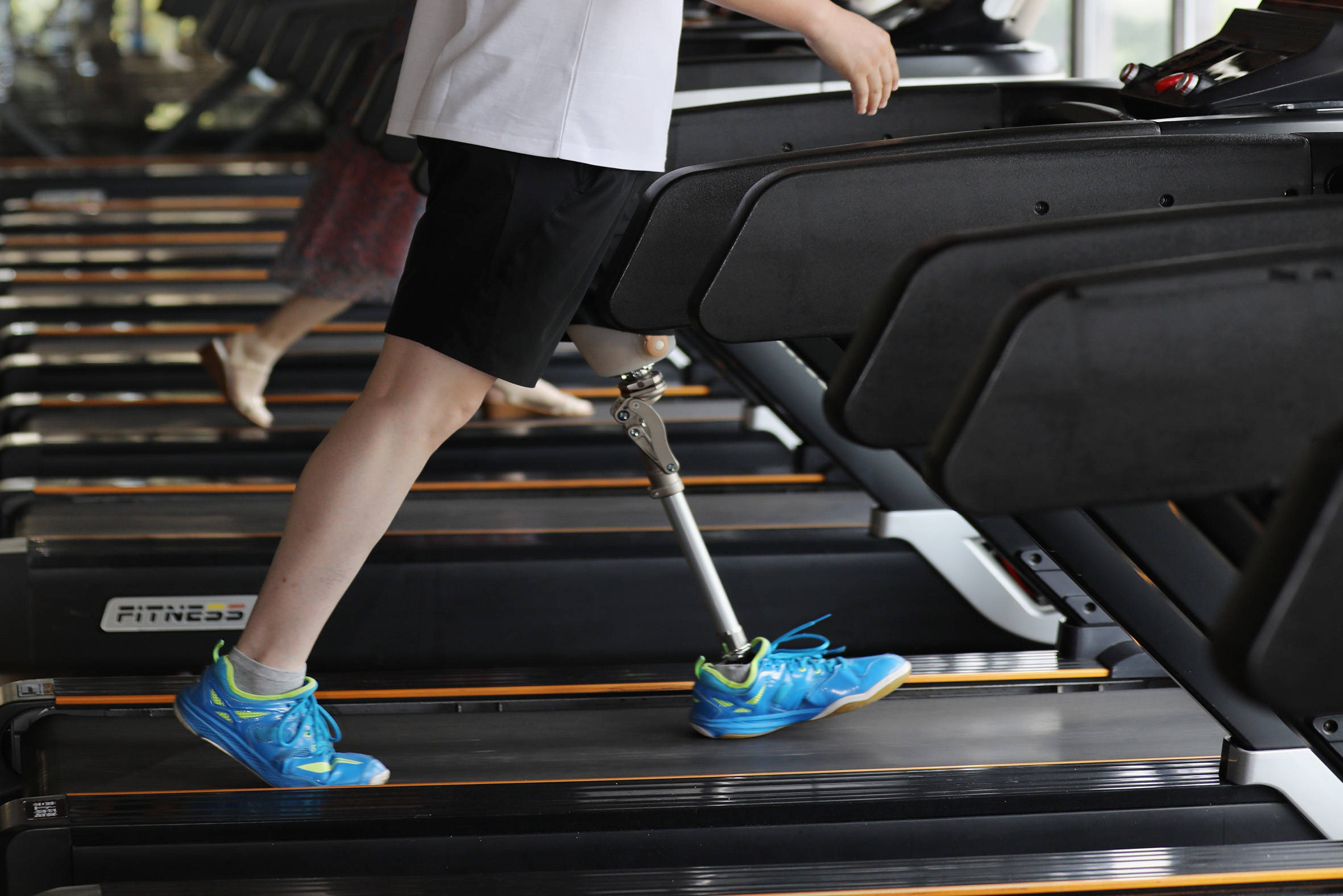 用假肢跑步是怎样的体验?_运动_身体_膝关节