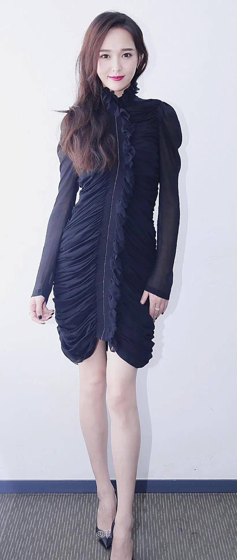 第一套,女明星唐嫣身穿银色外套搭配白色小短裙,腿上是肉丝搭配银色