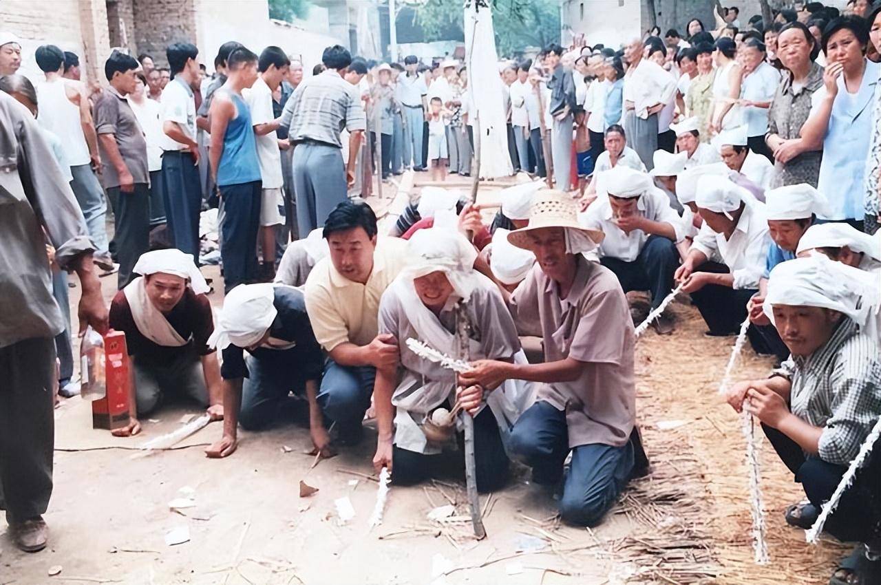 忙里忙外的,因此关于谢孝还有另外一句话,那就是孝子头,满街留,意思