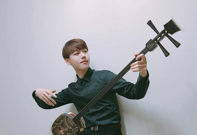 《国风美少年》刘丰上演大猪蹄子皇上一开嗓,张云雷全程姨母笑_选手