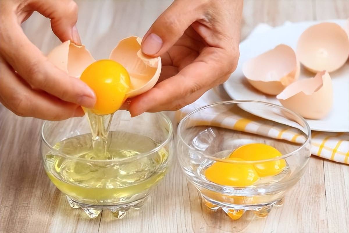 蛋黄和蛋白哪个会更好(每天吃一个鸡蛋对身体有哪些好处)