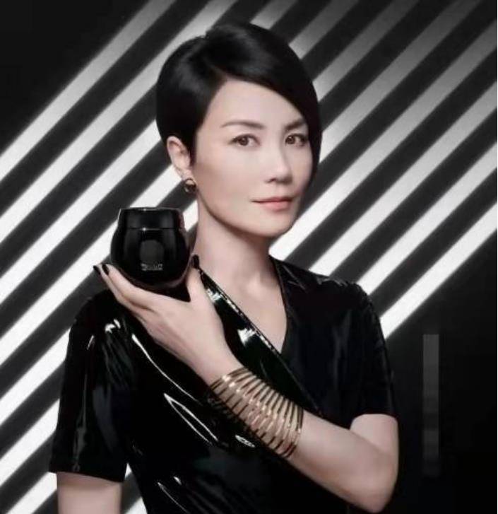 不过却有网友表示,王菲的侧面撞脸俞飞鸿,不管气质还是长相,若是将