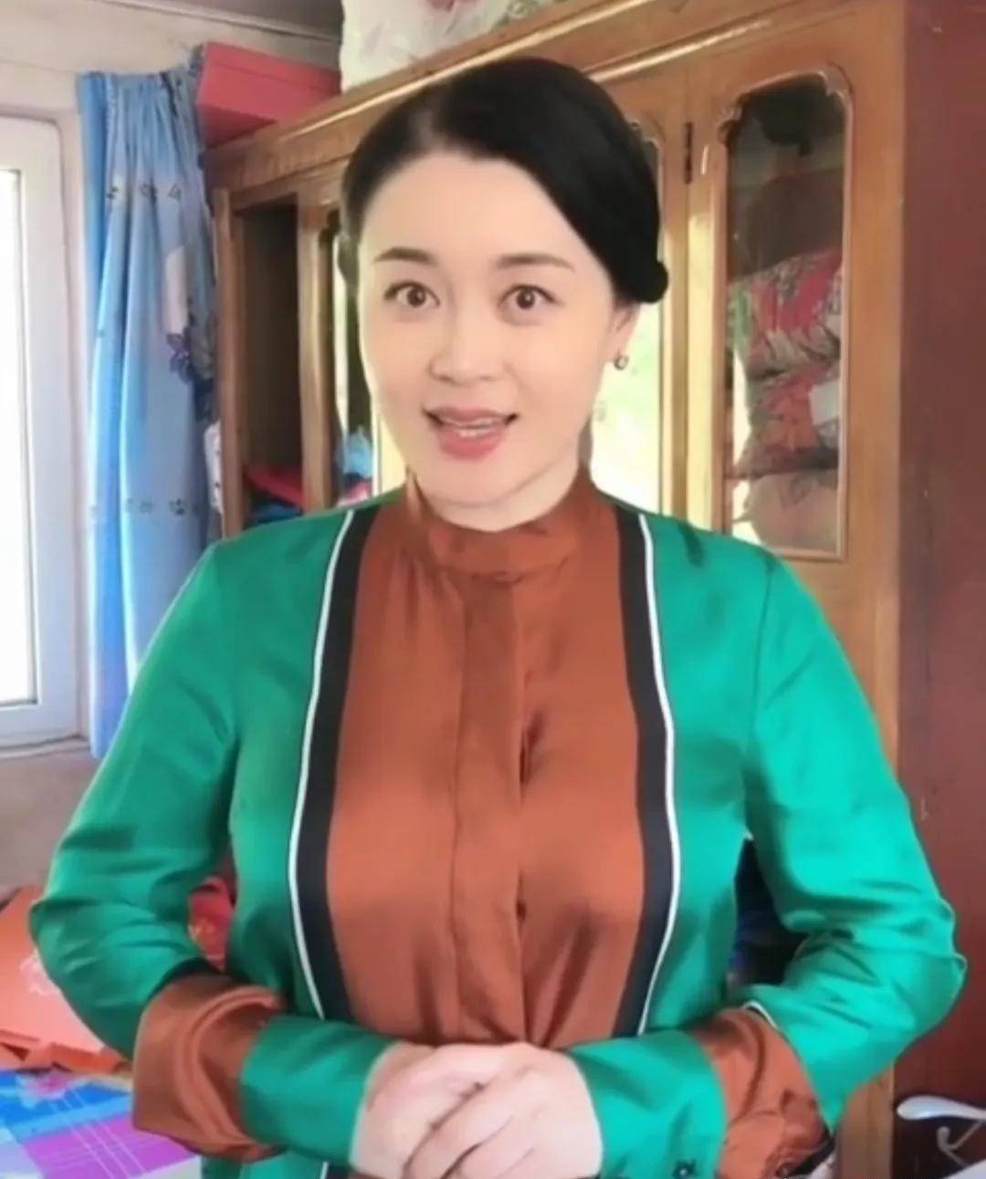 赵本山女徒弟关婷娜疑遭遇情伤,直播称我爱的人不娶我,终生不嫁_爱情